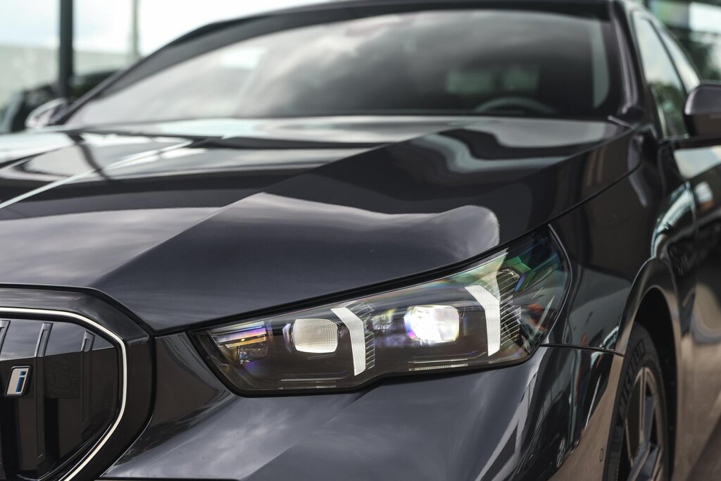 BMW i5 28