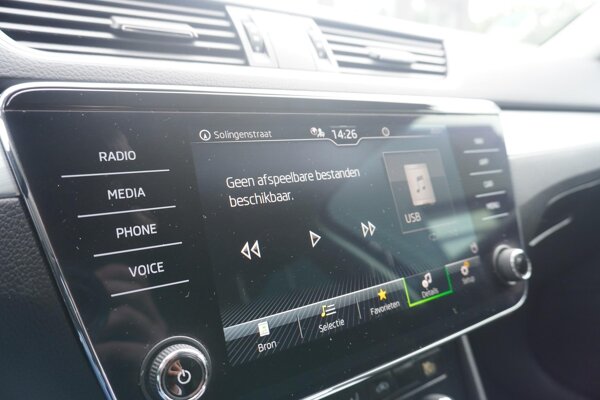 Apple Carplay/Android Auto Apple Carplay/Android Auto