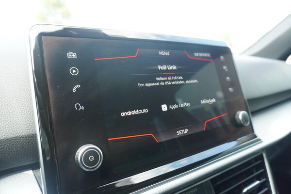 Apple Carplay/Android Auto Apple Carplay/Android Auto