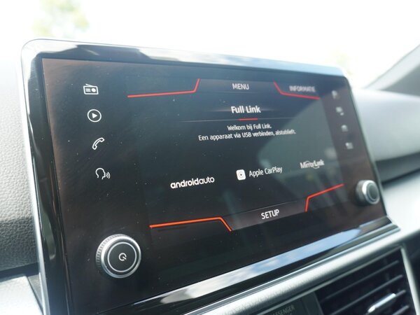 Apple Carplay/Android Auto Apple Carplay/Android Auto
