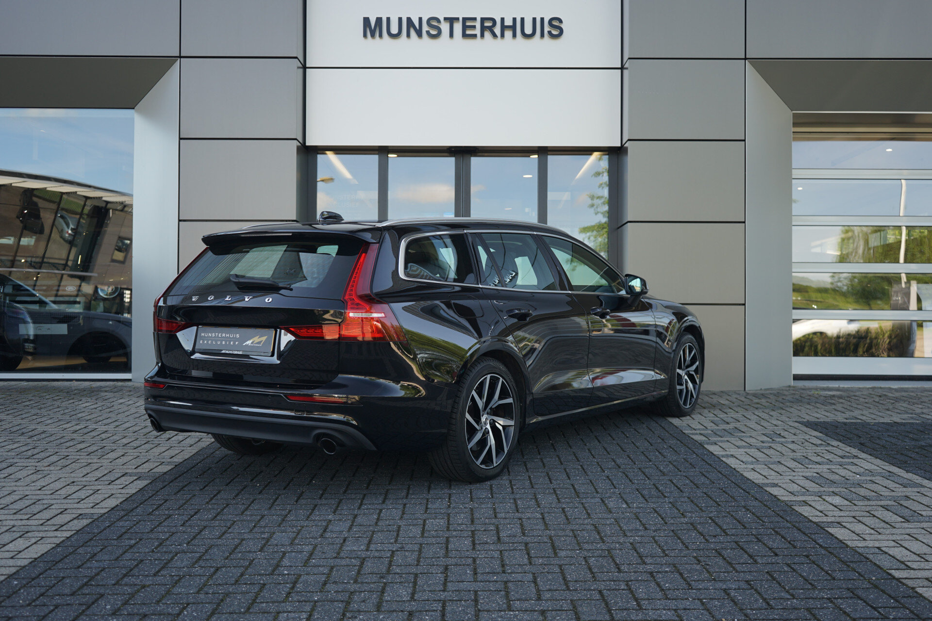 Volvo V60 2.0 T6 Twin Engine AWD Momentum Pro - Afbeelding 2