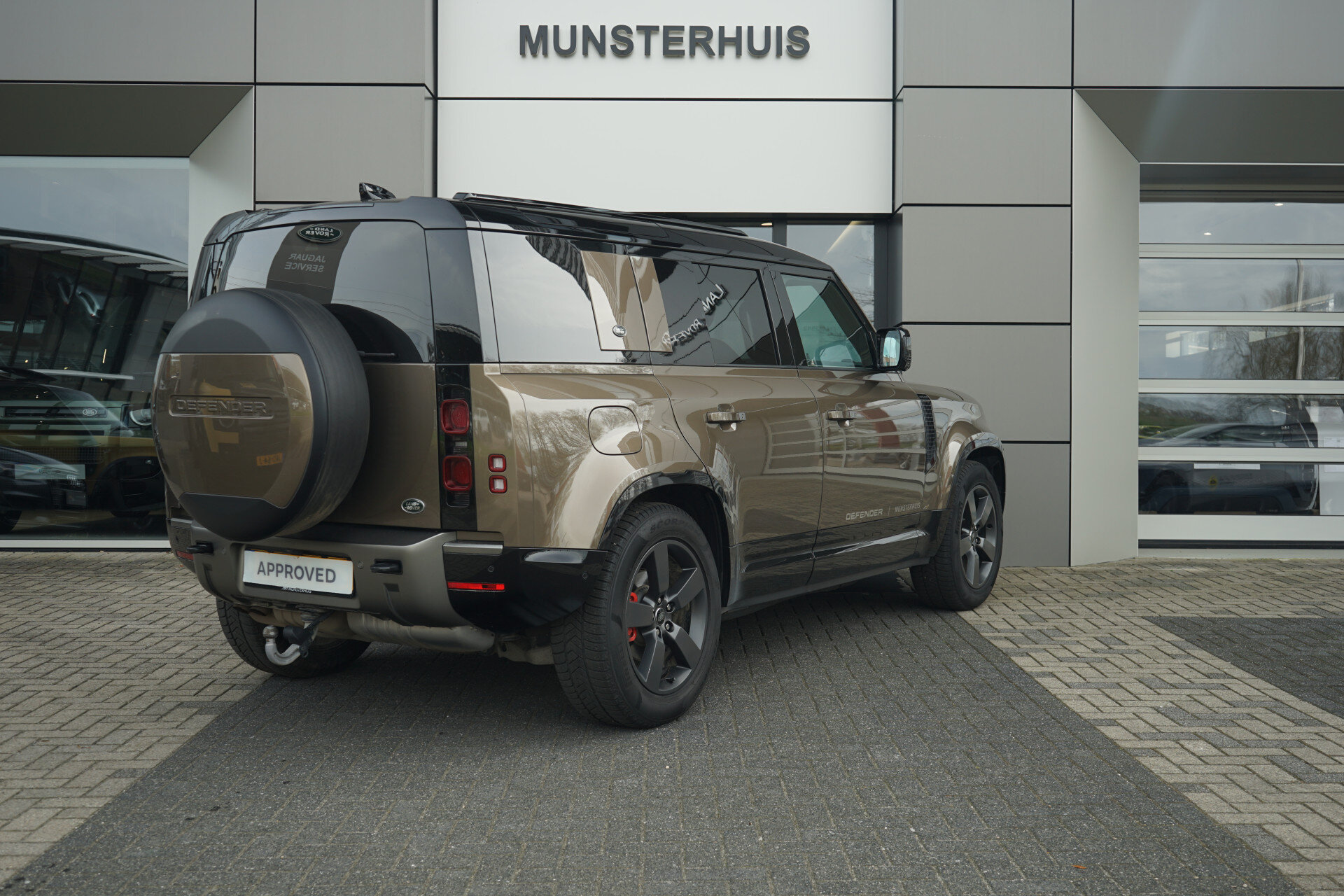 Land Rover Defender Hard Top 3.0 D200 110 MHEV X-Dynamic SE | Occasion Lease vanaf € 1.569,00  p/m - Afbeelding 2
