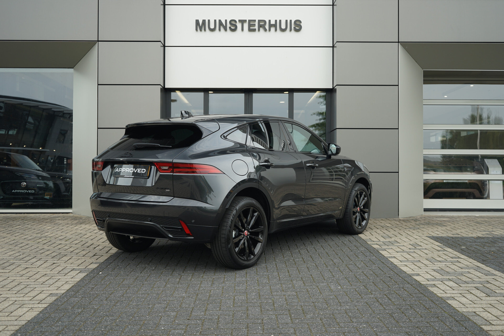 Jaguar E-PACE P300e AWD R-Dynamic SE | Occasion Lease vanaf € 974 p/m - Afbeelding 2