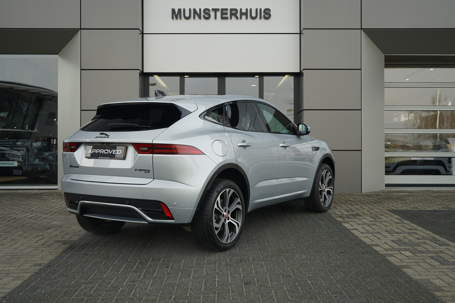 Jaguar E-PACE P300e AWD R-Dynamic S Occasion Lease vanaf € 1.009,00  p/m - Afbeelding 2