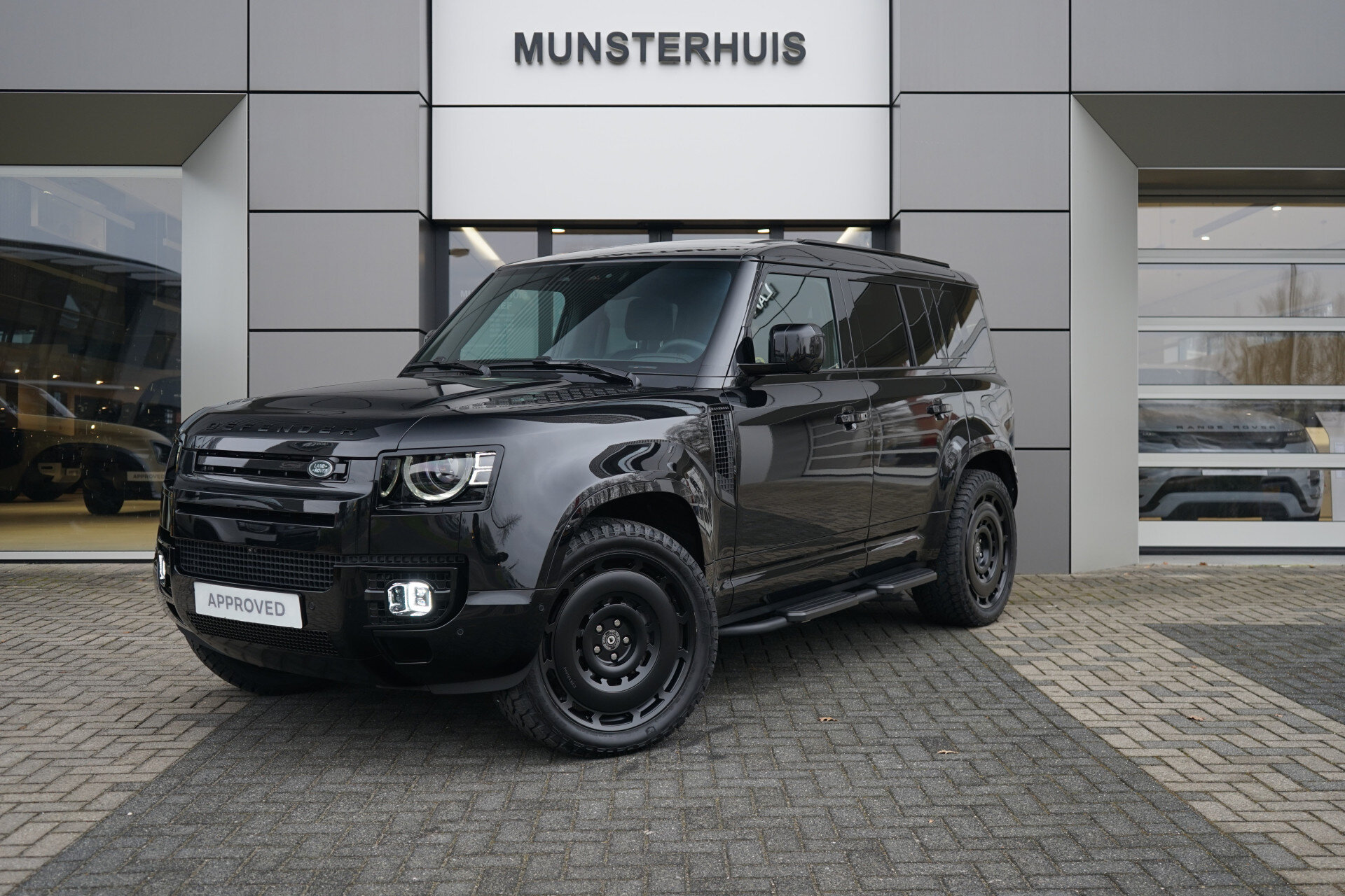 Land Rover Defender 110 P300e 110 X-Dynamic SE