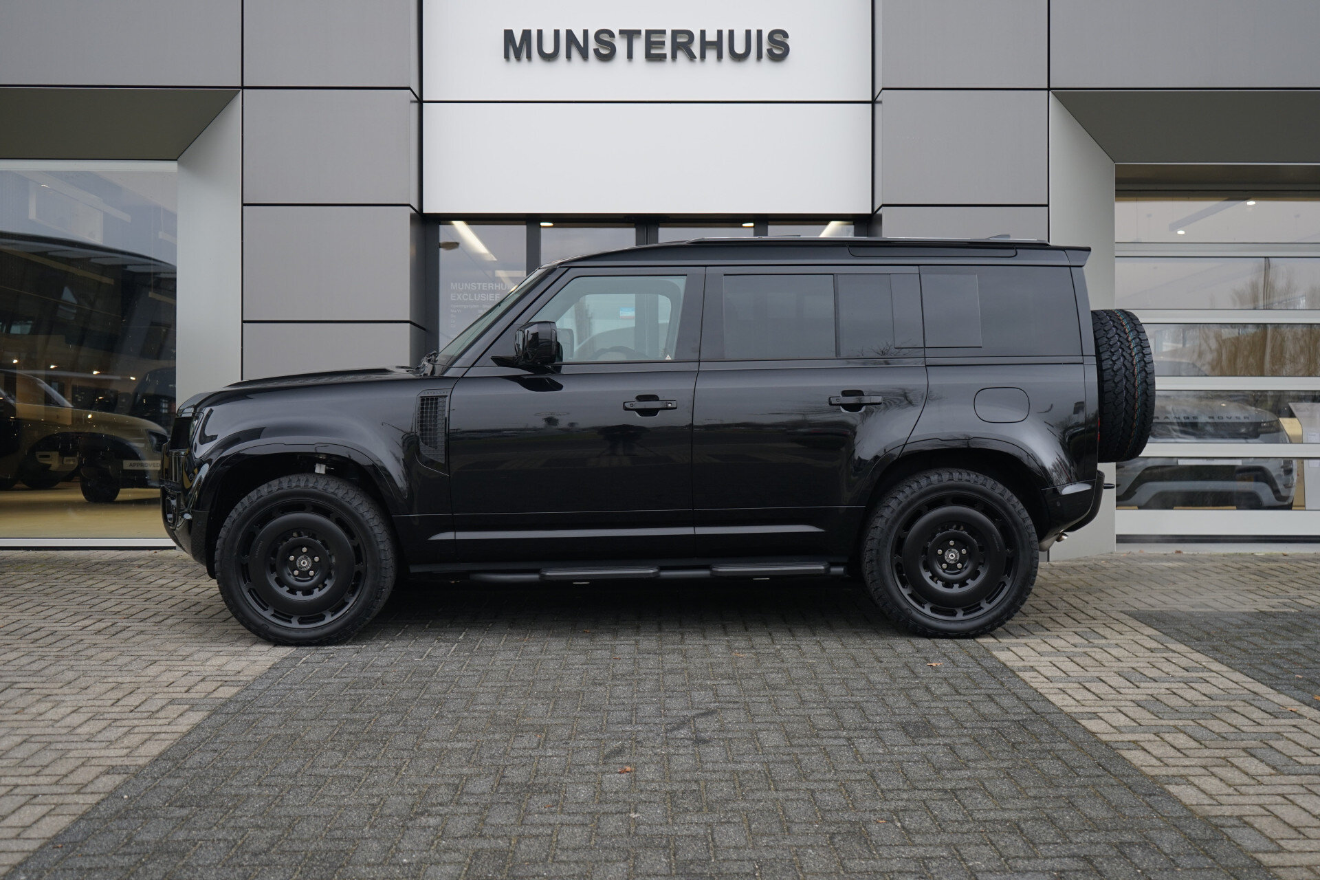 Land Rover Defender 110 P300e 110 X-Dynamic SE - Afbeelding 2