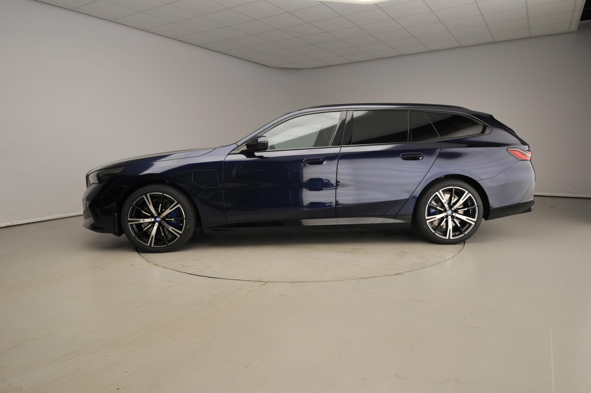 BMW 5 Serie Touring 550e xDrive - Afbeelding 2