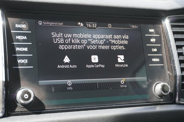 Apple Carplay/Android Auto Apple Carplay/Android Auto
