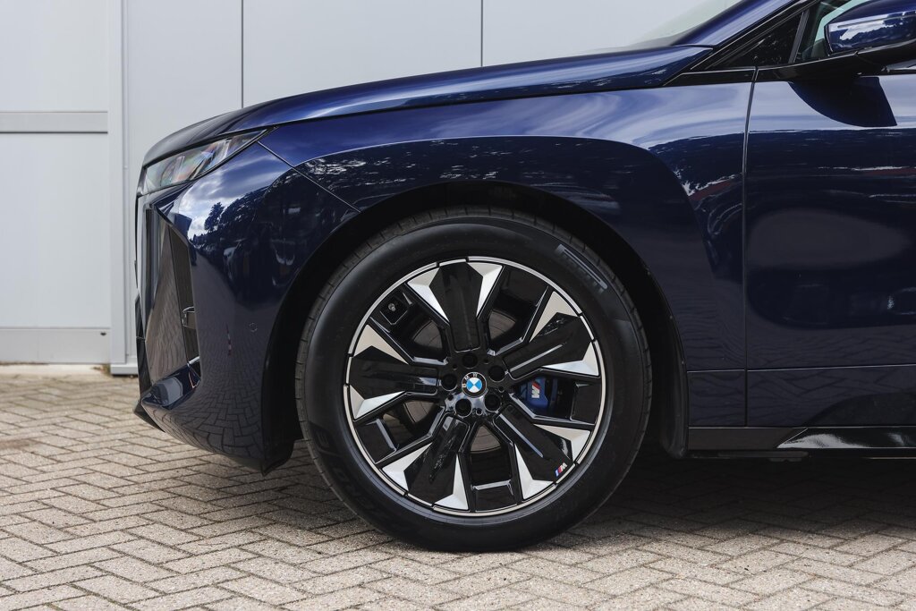 BMW iX 4