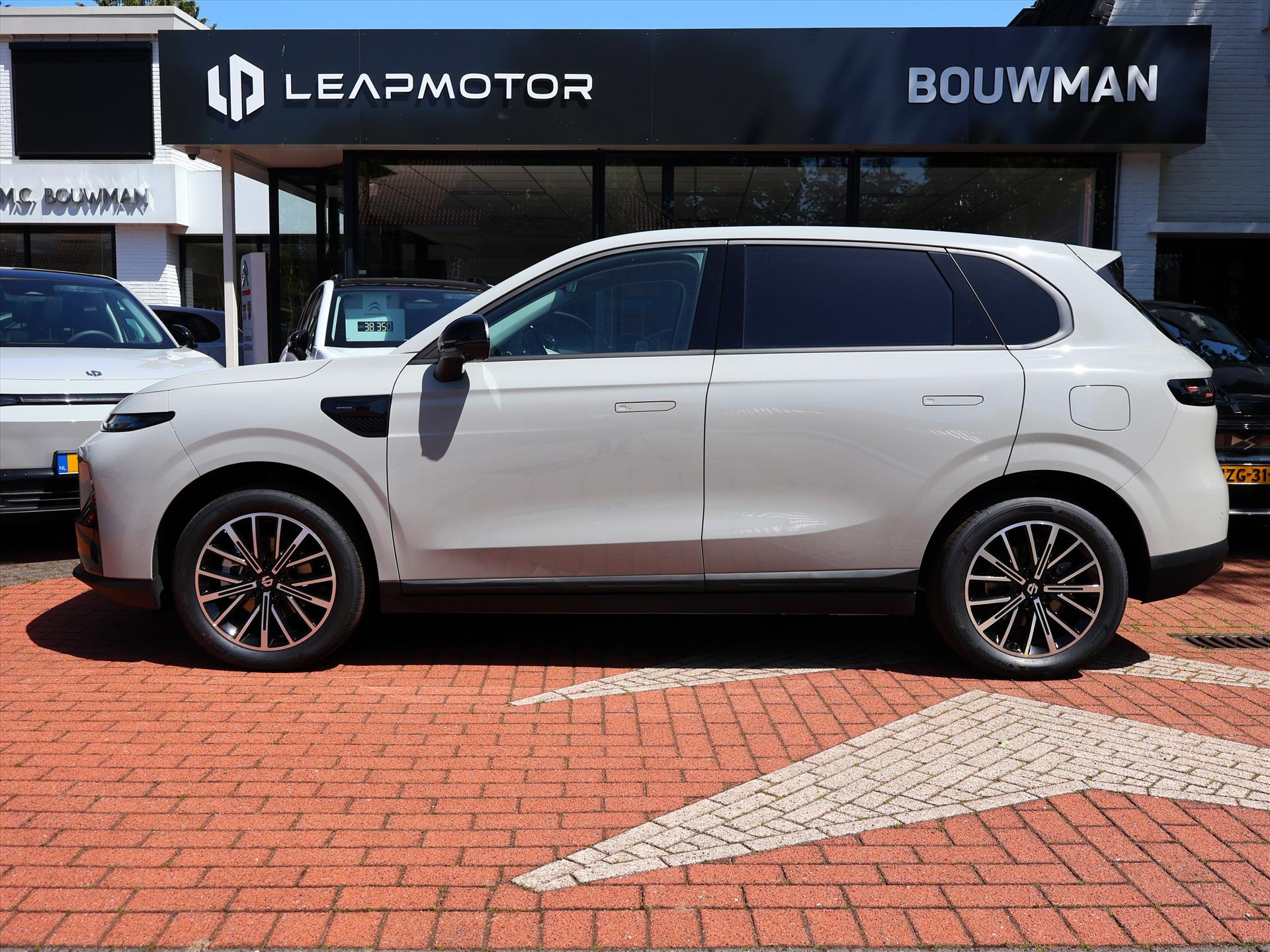 Leapmotor B10 Hybrid EV 18,8 kWh 218PK Automaat Design NIEUW, Rijklaarprijs | Stoelventilatie | Stoelverwarming | Panoramadak | Navigatie - Afbeelding 3