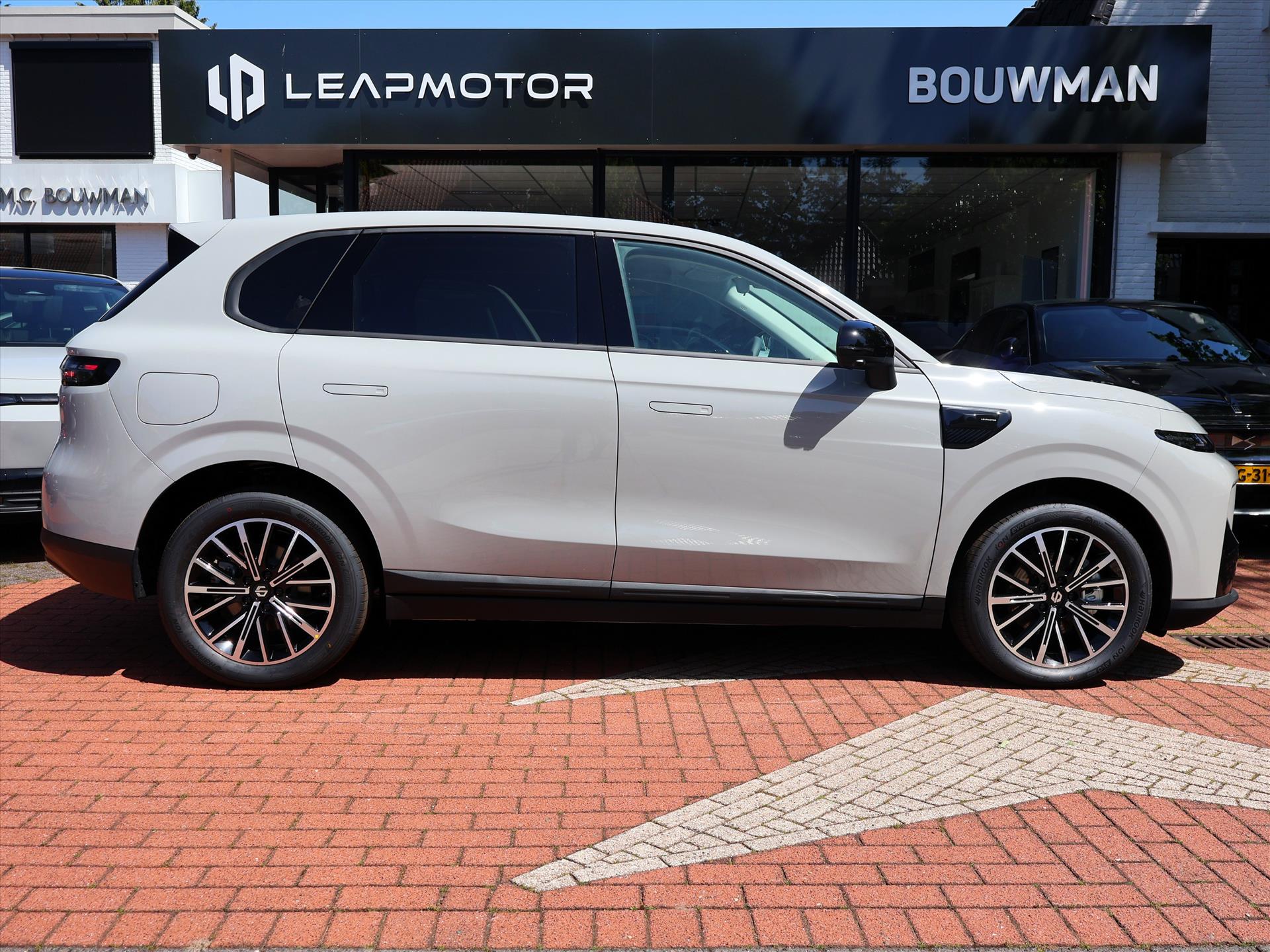 Leapmotor B10 Hybrid EV 18,8 kWh 218PK Automaat Design NIEUW, Rijklaarprijs | Stoelventilatie | Stoelverwarming | Panoramadak | Navigatie - Afbeelding 4