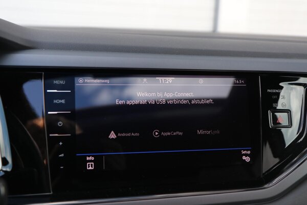 Apple Carplay/Android Auto Apple Carplay/Android Auto
