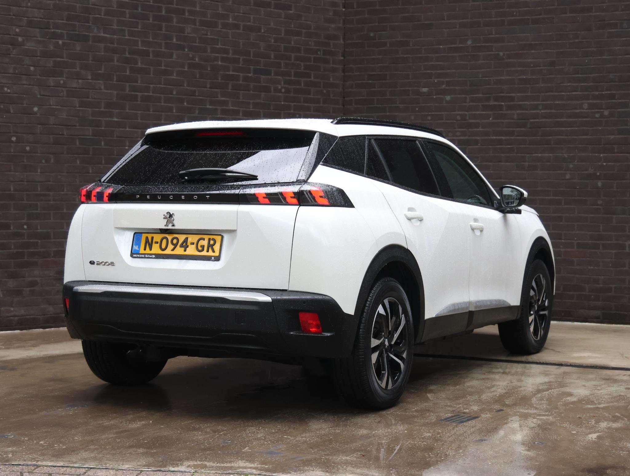 Peugeot e-2008 SUV Allure Pack 50kWh 136pk - Afbeelding 3