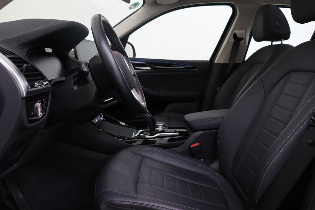 BMW iX3 12