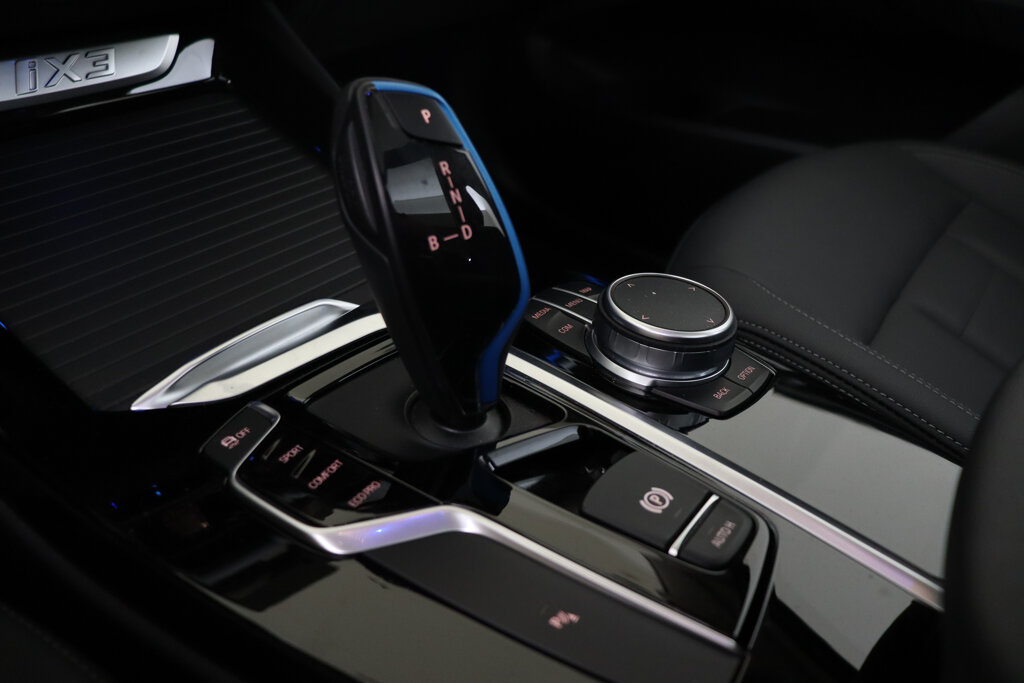 BMW iX3 28