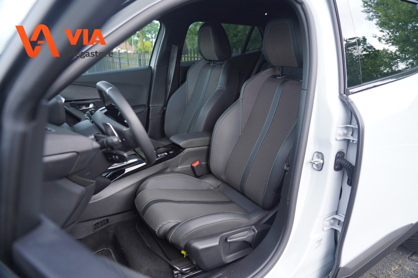 Peugeot 2008 1.2 Hybrid GT | Carbon | Climate | Dig. Cockpit | LED | Black & White Edition | Camera - Afbeelding 4