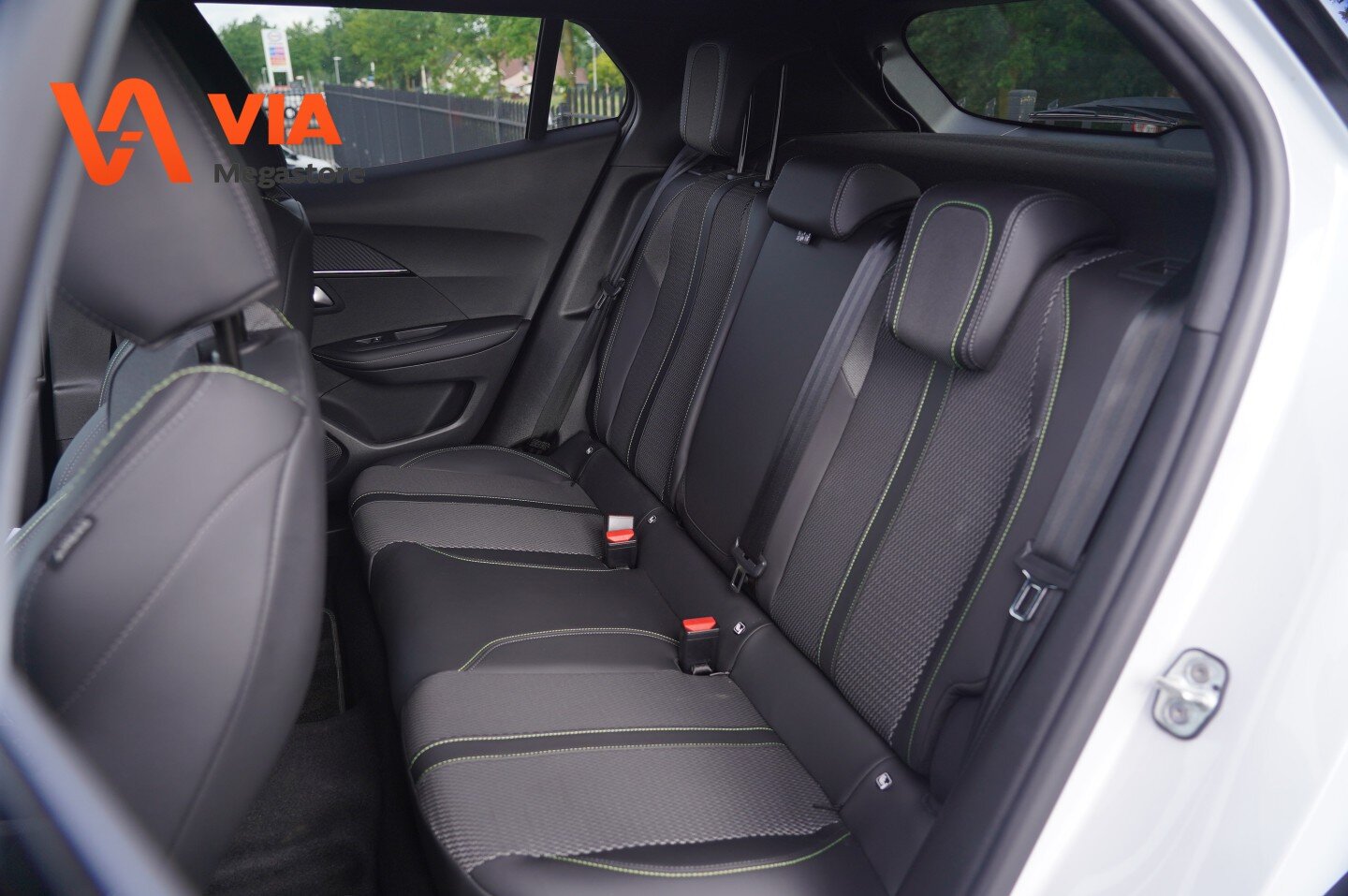 Peugeot 2008 1.2 Hybrid GT | Carbon | Climate | Dig. Cockpit | LED | Black & White Edition | Camera - Afbeelding 5