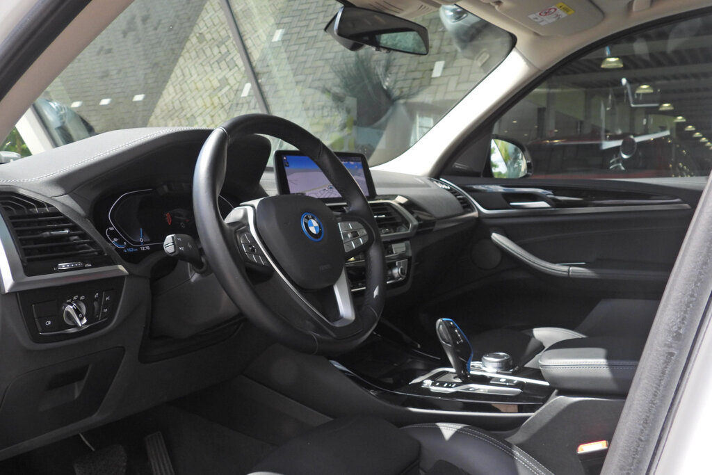 BMW iX3 10