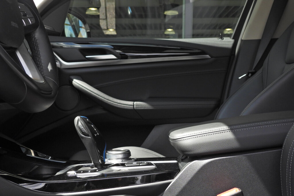 BMW iX3 13
