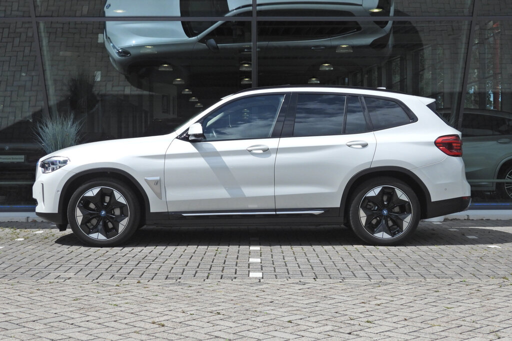 BMW iX3 15