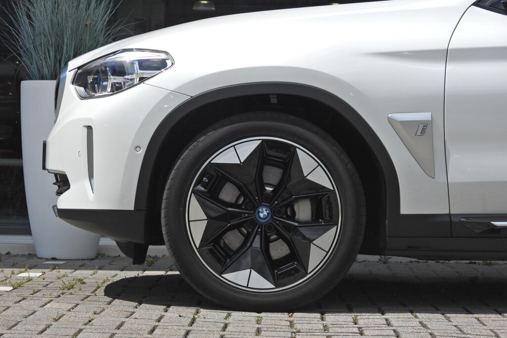 BMW iX3 16