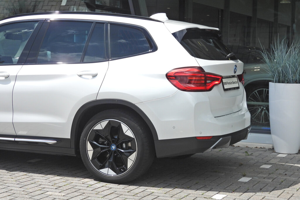 BMW iX3 17