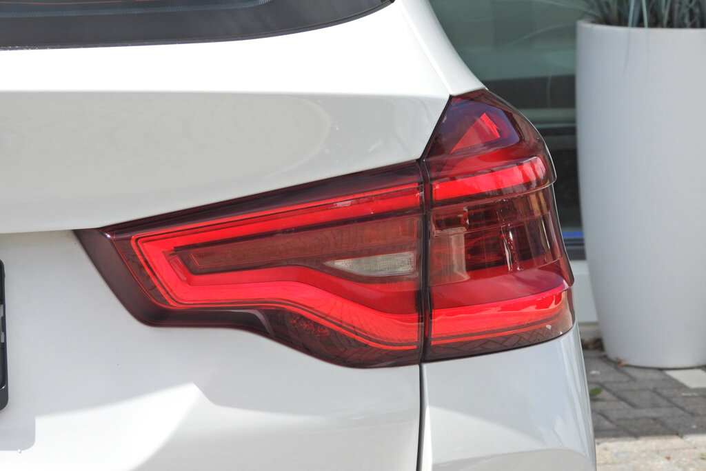 BMW iX3 21