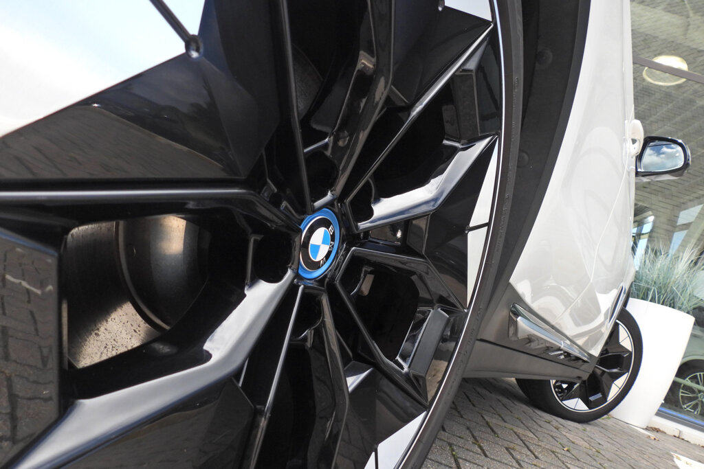 BMW iX3 24
