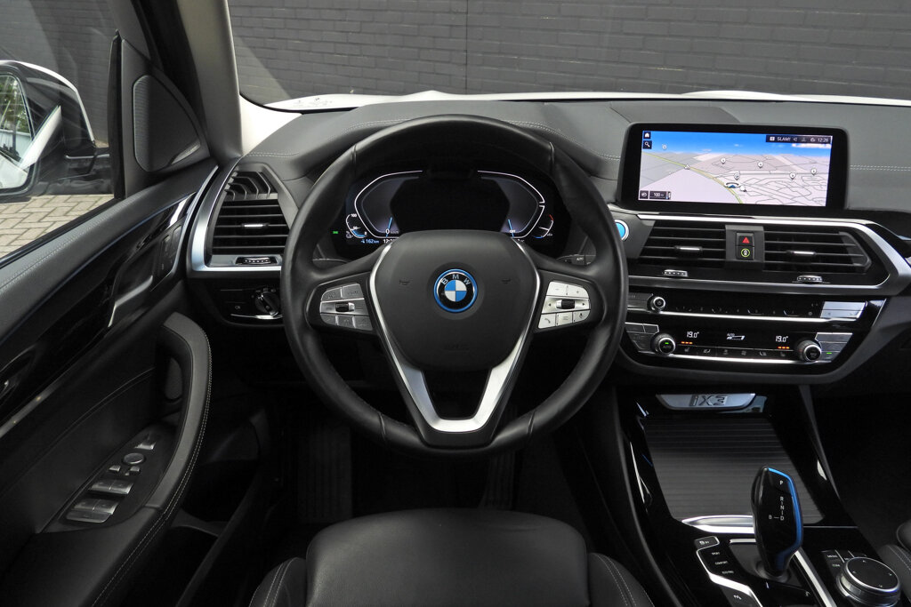 BMW iX3 33