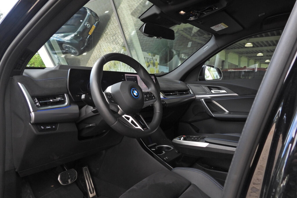 BMW iX2 11