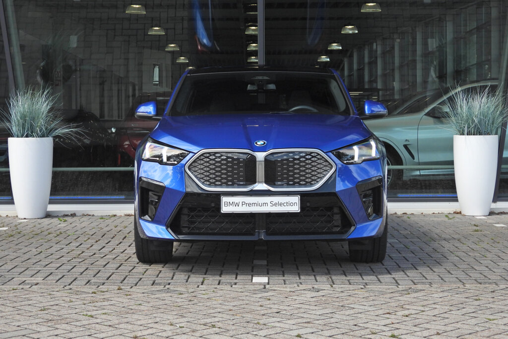 BMW iX2 8