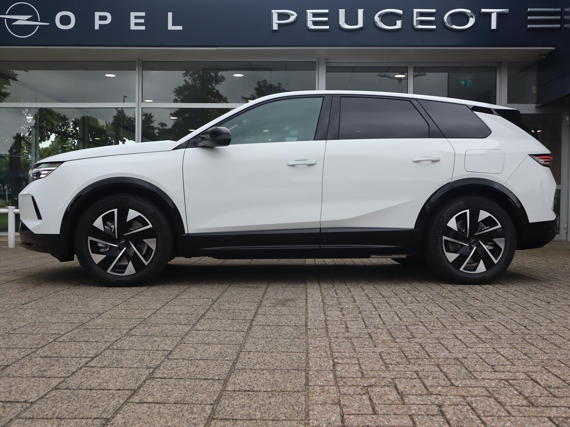 Opel Grandland EV GS 73kWh 213PK Automaat, Rijklaarprijs, Adaptieve cruise control Head Up display Warmtepomp - Afbeelding 2