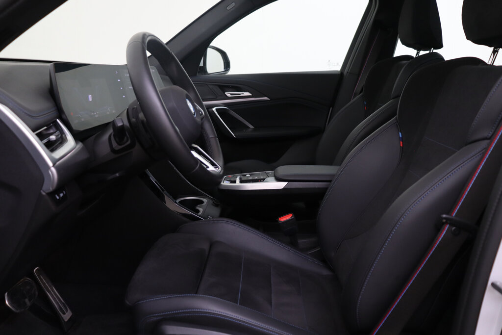 BMW iX1 12