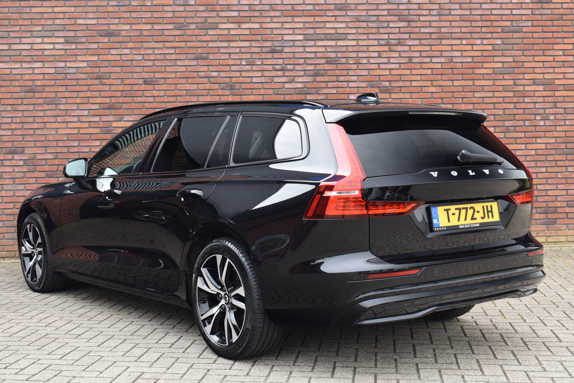 Volvo V60 B4 212PK Plus Dark - Afbeelding 2