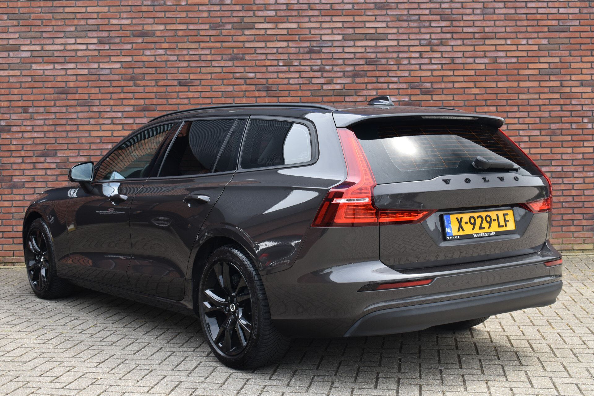 Volvo V60 B3 177PK Essential Black Edition - Afbeelding 2