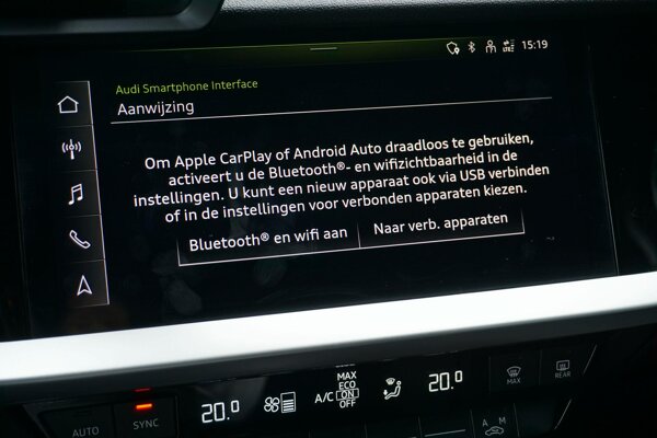 Apple Carplay/Android Auto Apple Carplay/Android Auto