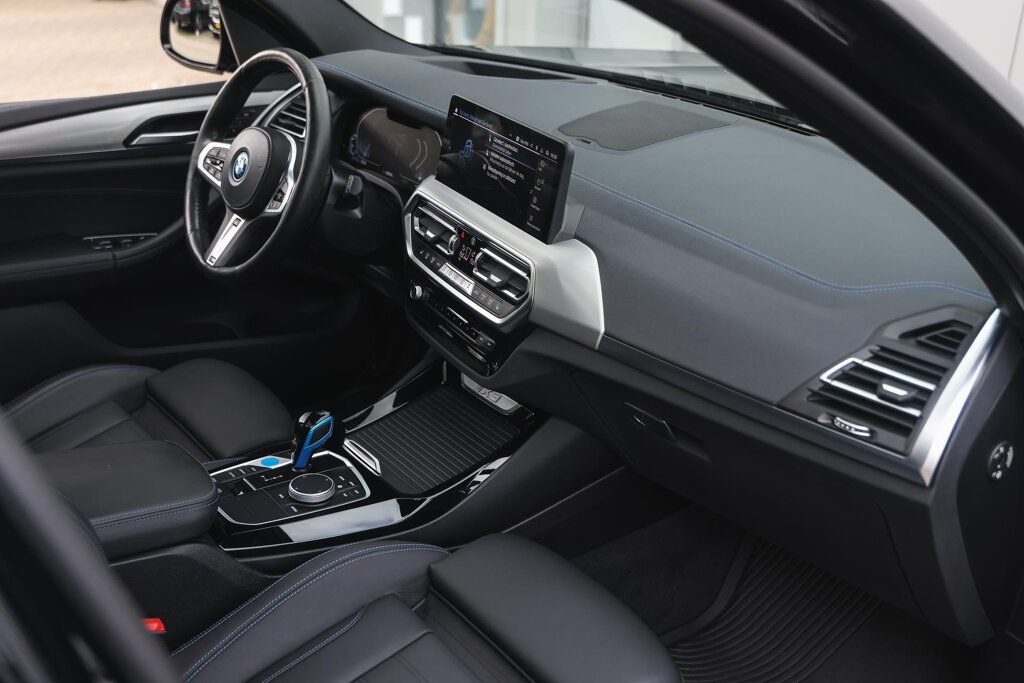 BMW iX3 11