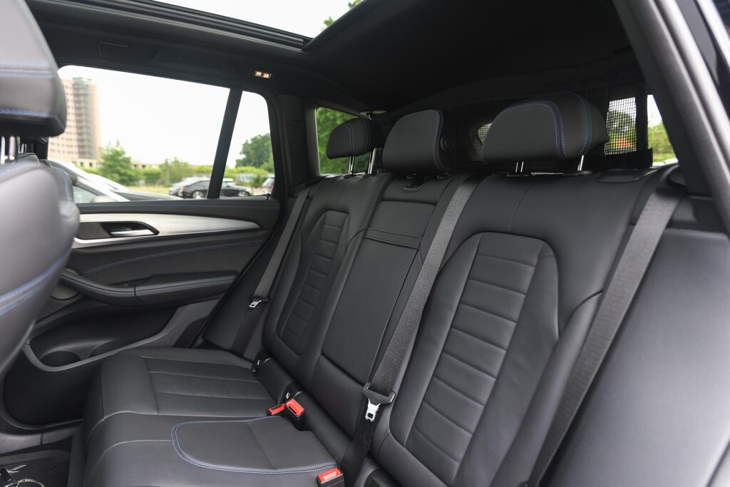 BMW iX3 12