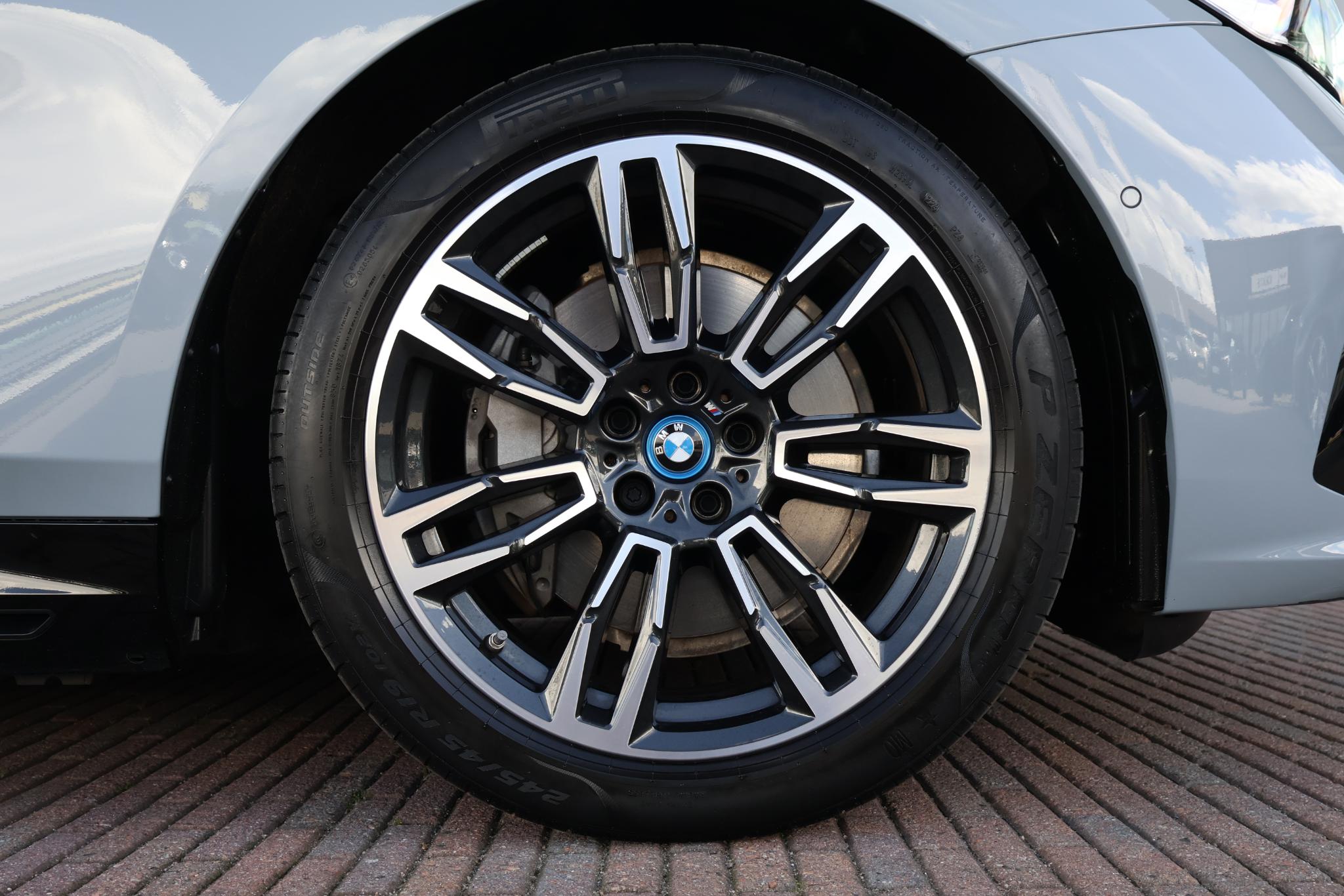 BMW i5
