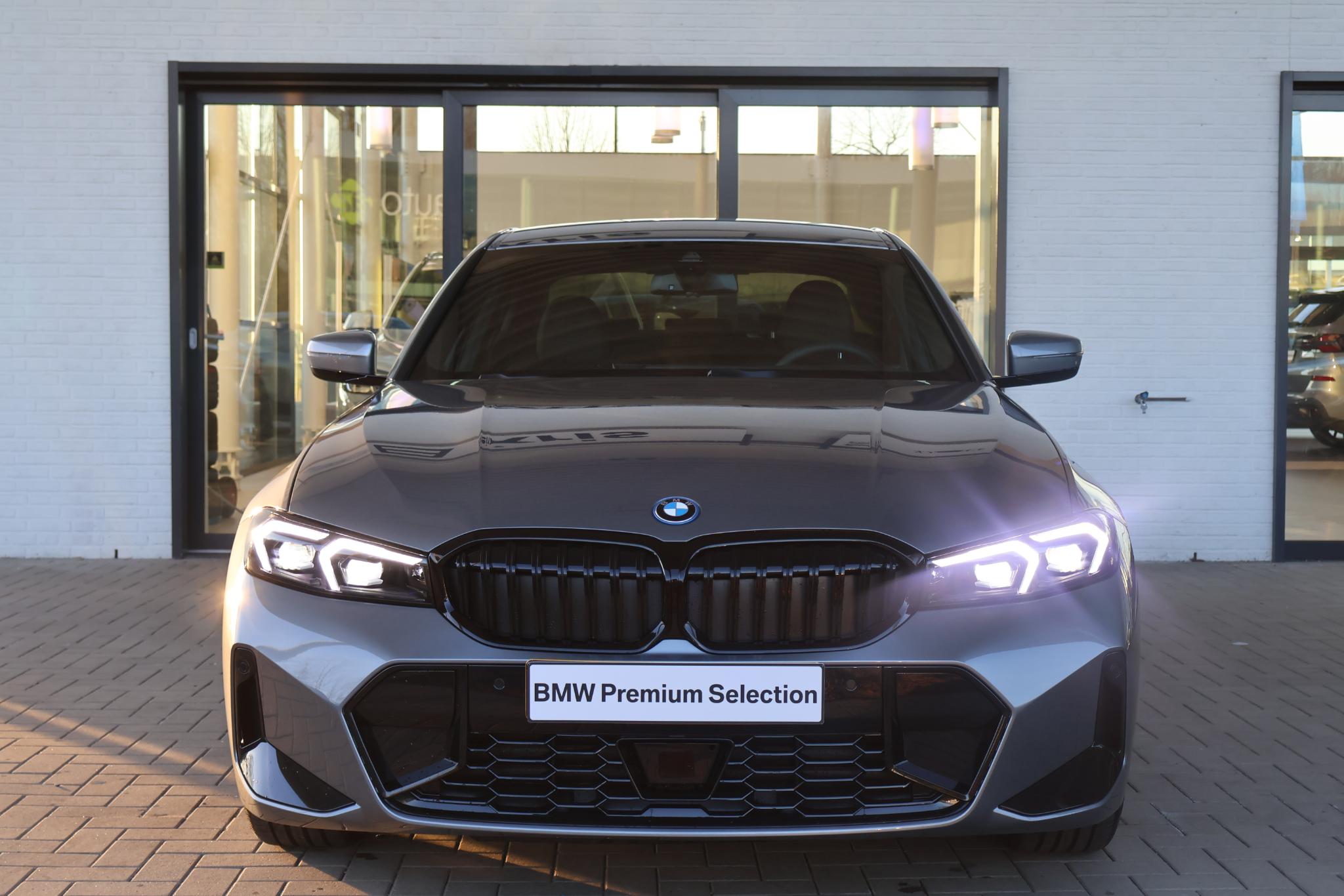 BMW 3 Serie 330e Sedan - Afbeelding 3