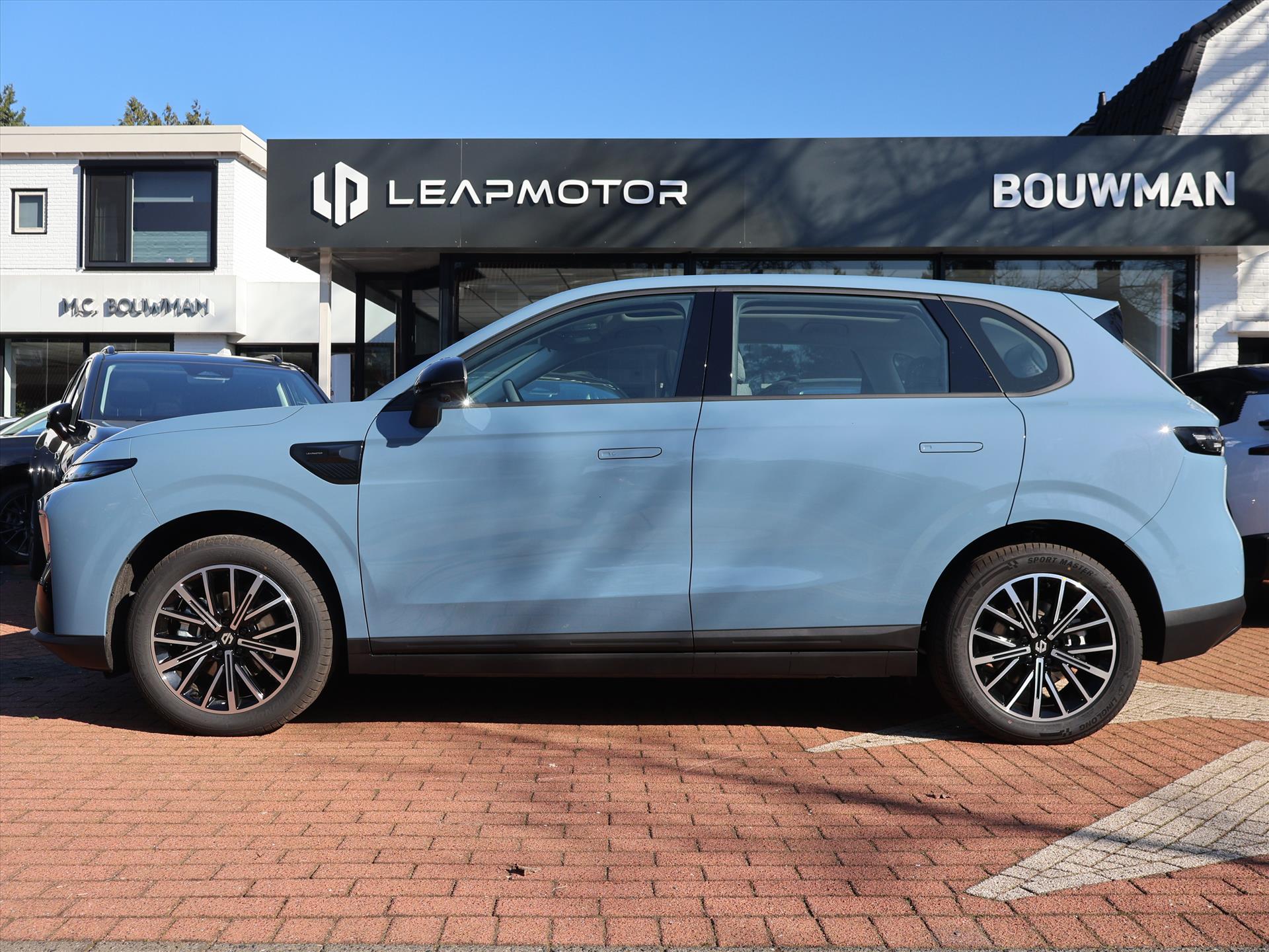 Leapmotor B10 EV 56,2 kWh 218PK Life Pro, Rijklaarprijs | NIEUW | Panoramadak | Navigatie | Camera | Adaptieve Cruise Control - Afbeelding 3