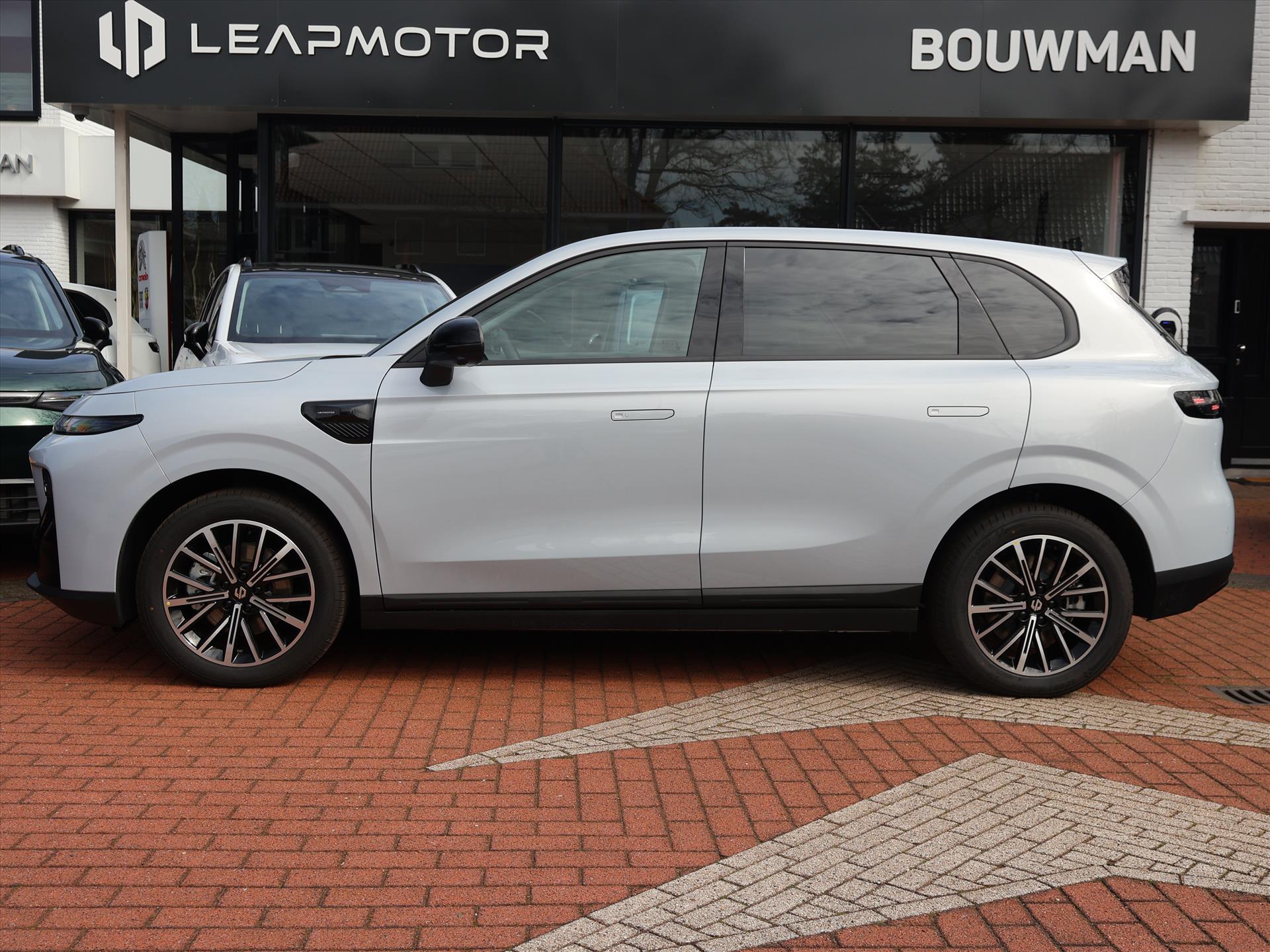 Leapmotor B10 EV 67,1 kWh 218PK Design ProMax, Rijklaarprijs | NIEUW | Panoramadak | Navigatie | Camera | Adaptieve Cruise Control - Afbeelding 4