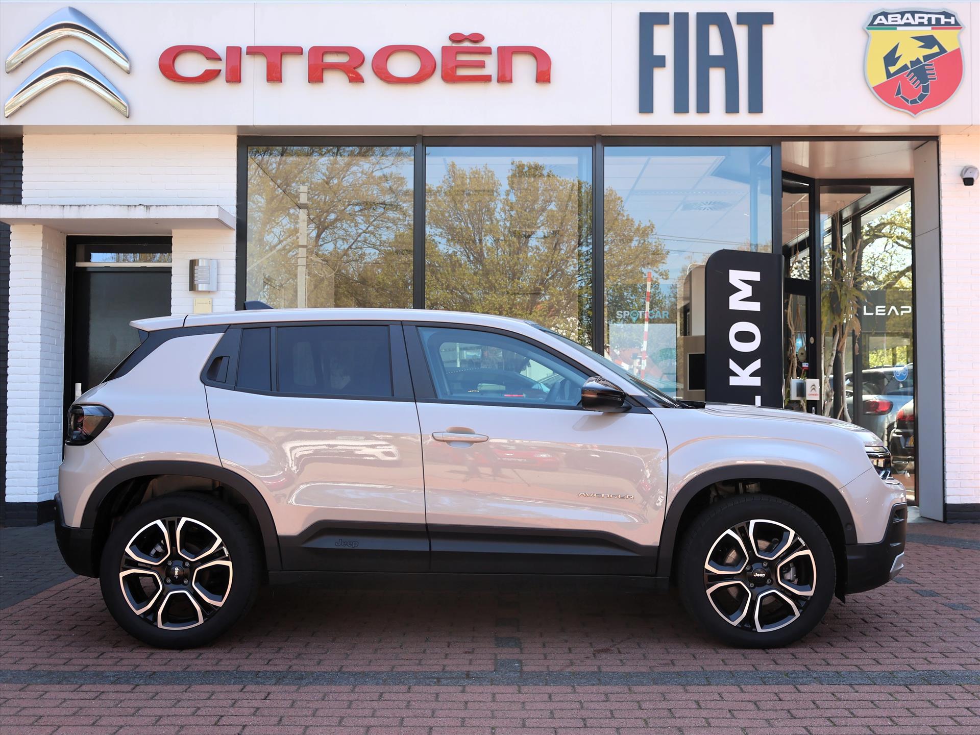 Jeep Avenger 1.2T e-Hybrid 110PK Automaat Summit, Rijklaarprijs | Navigatie | JBL Audio | Camera | Elektrische kofferklep - Afbeelding 3