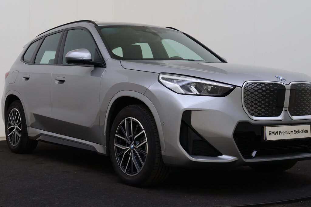 BMW iX1 13