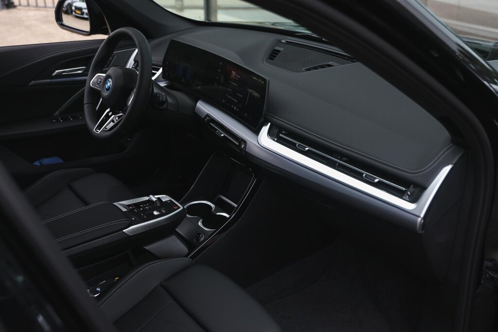 BMW iX1 11