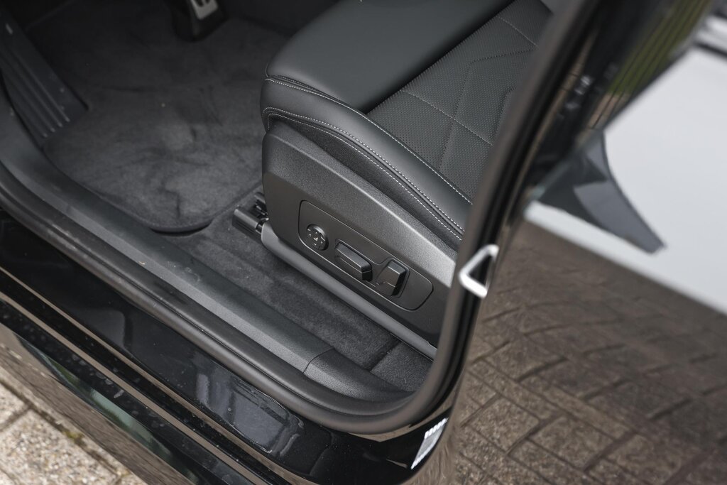 BMW iX1 14