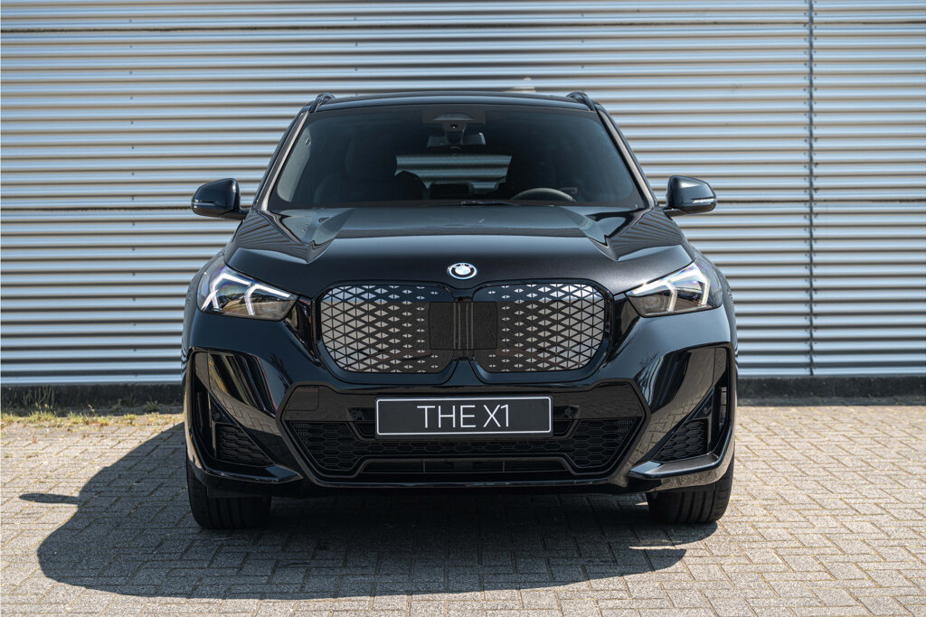BMW iX1 11