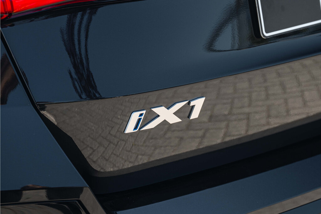 BMW iX1 14