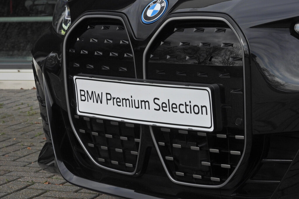 BMW i4 8