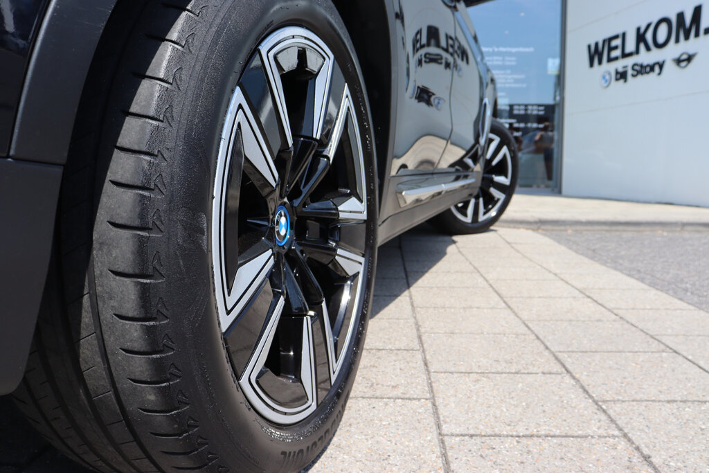 BMW iX3 11